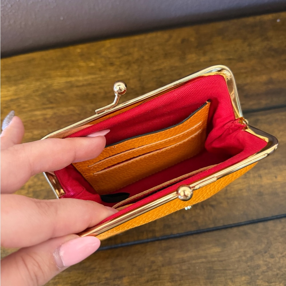 ✨NWOT -  Dooney & Bourke Pebble Leather Large Framed Kisslock Coin Purse✨ - Picture 5 of 6